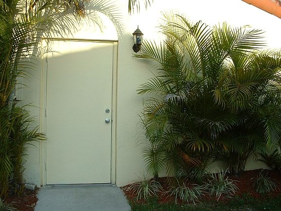 (side door entrance)