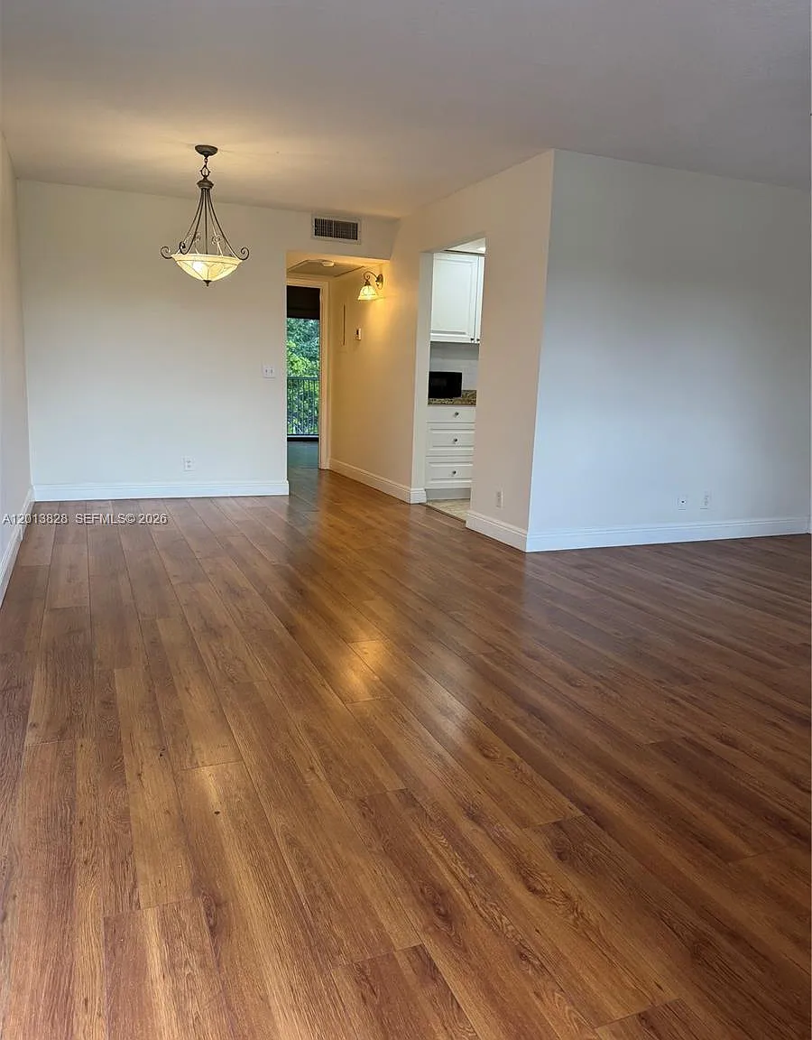 Ivanhoe West At Century V — Photo 4