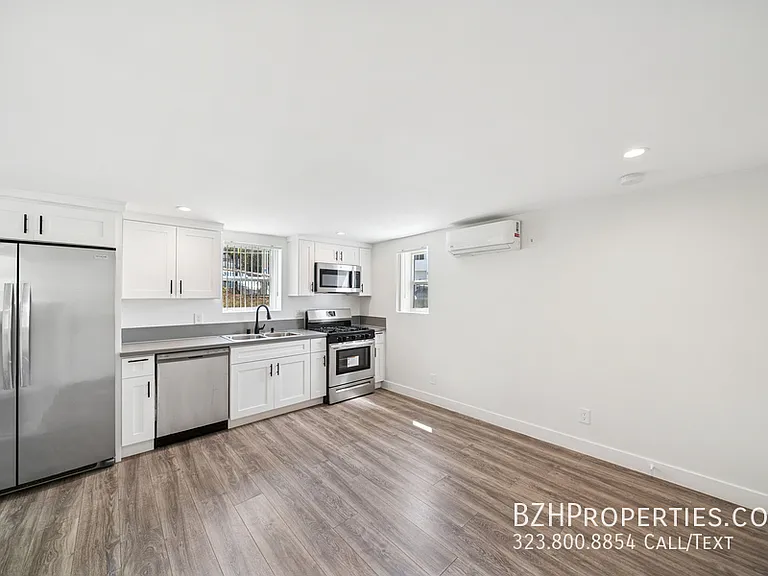1267 Vin Scully Ave — Photo 2