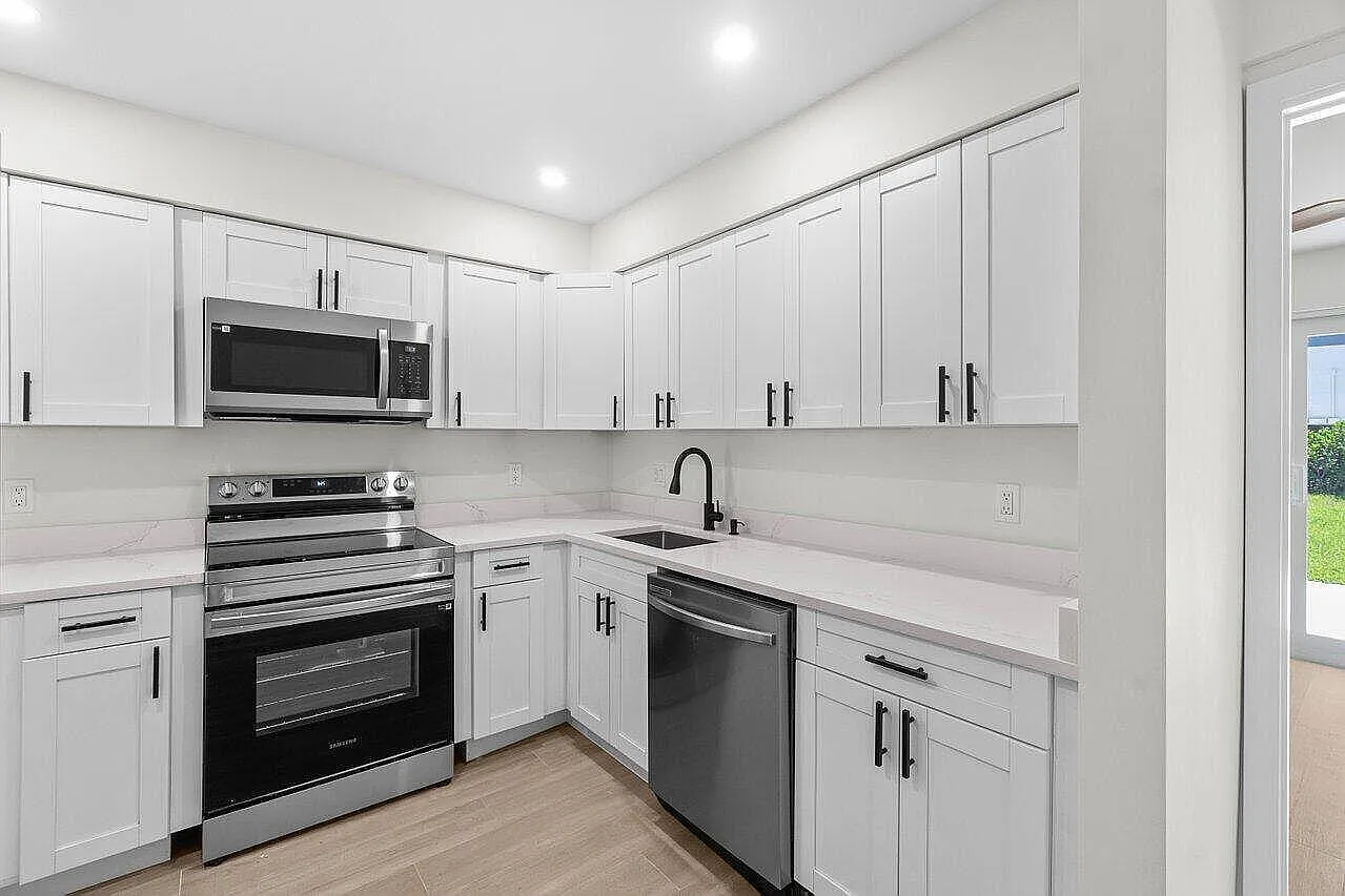 3 bed, 2.0 bath, 1199 sqft, $3,800 — Photo 4