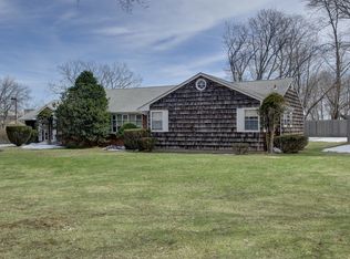 301 Manor Pl, Greenport, NY 11944
