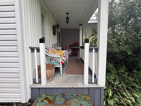 5th image of 504 Brown St