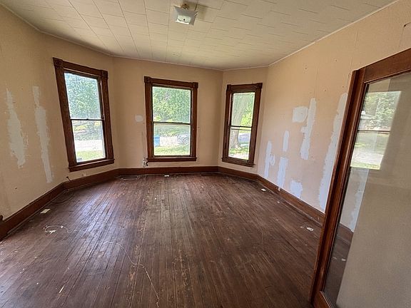 2nd image of 109 N Market St