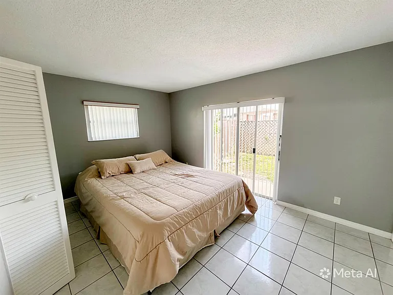 320 SW 1st St #D-2 — Photo 17