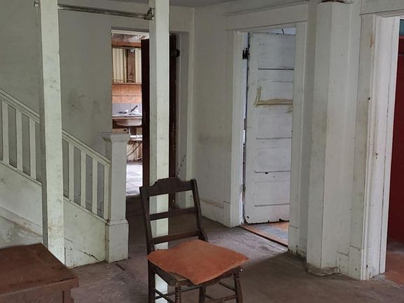 5th image of 642 Mill St
