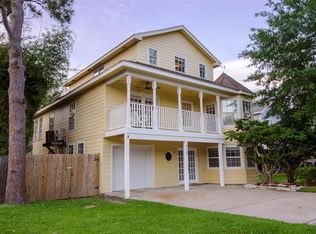 818 Cedar Rd, Clear Lake Shores, TX 77565