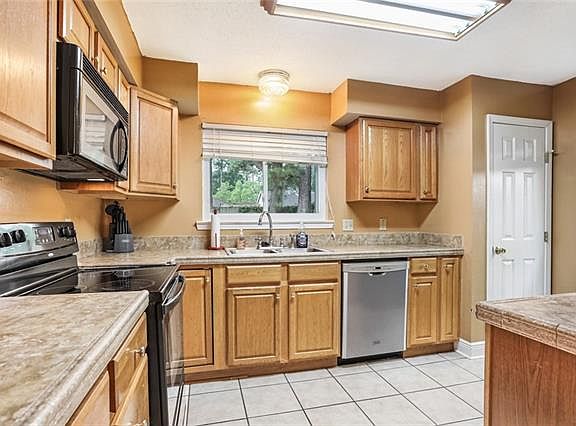 4th image of 327 Portsmouth Dr