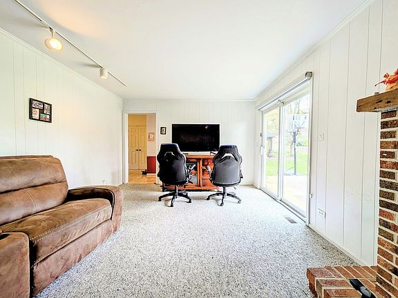 5th image of 9 Altoona Ct