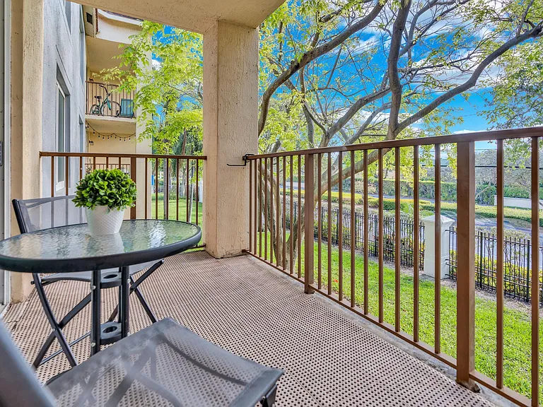 214 Villa Cir #214 — Photo 9