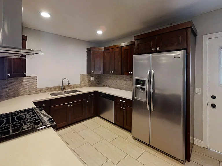 5325 E Falls View Dr — Photo 4