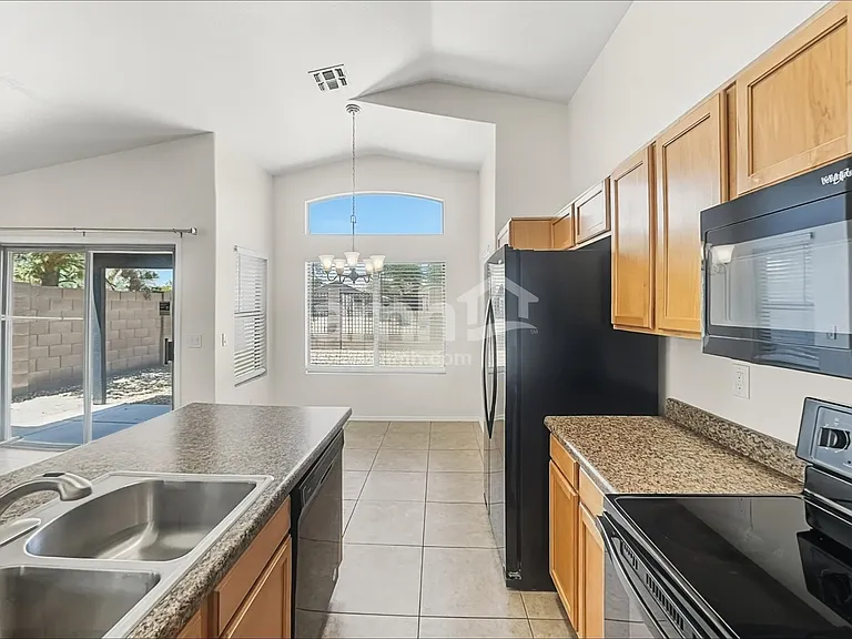 15872 W Adams St — Photo 4