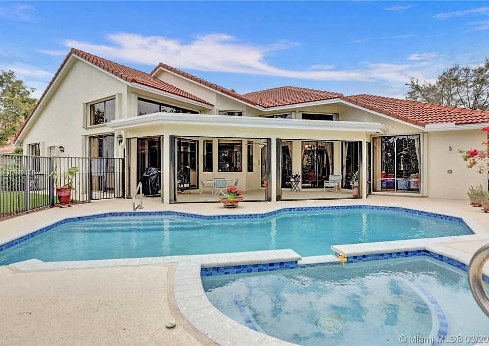 1st image of 390 Alexandra Cir