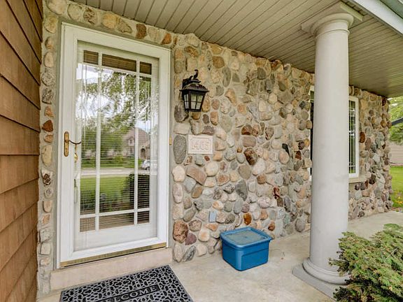3rd image of 1465 Crystal Lake Dr