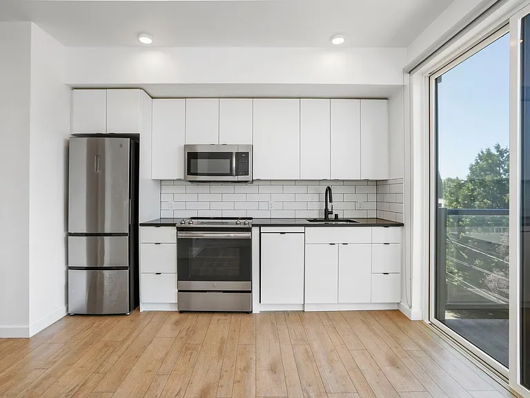 Welcome to Lakeview! - Live in Luxury & Style in the heart of Eastlake — Photo 30