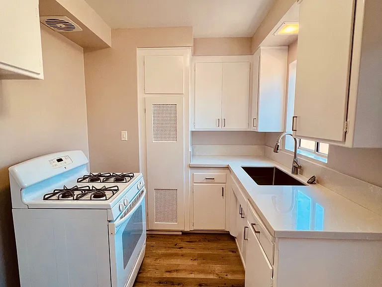 4552 Utah St — Photo 9