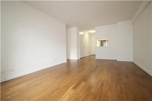 Sold by R New York | media 2