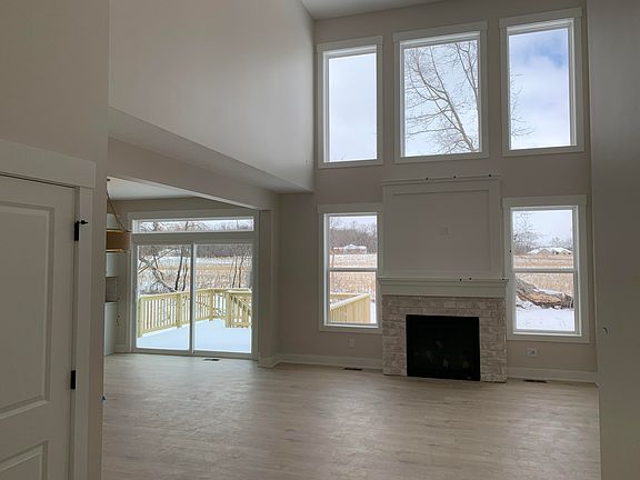 3rd image of 7849 Woodhurst Dr NE