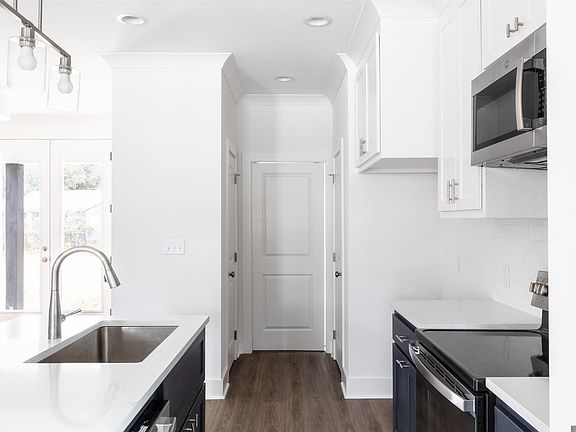 4th image of 205 Evergreen Dr