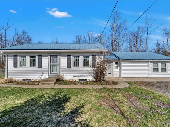9578 Maplewood St, Angola, NY 14006