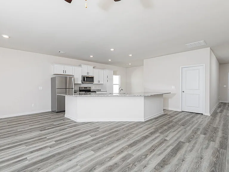 644 Mackenzie Cv — Photo 7