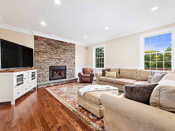 3rd image of 1714 Morningview Dr