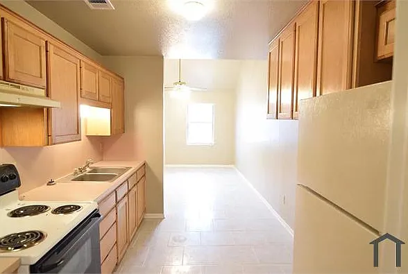 2 bed, 700 sqft, $800 — Photo 2
