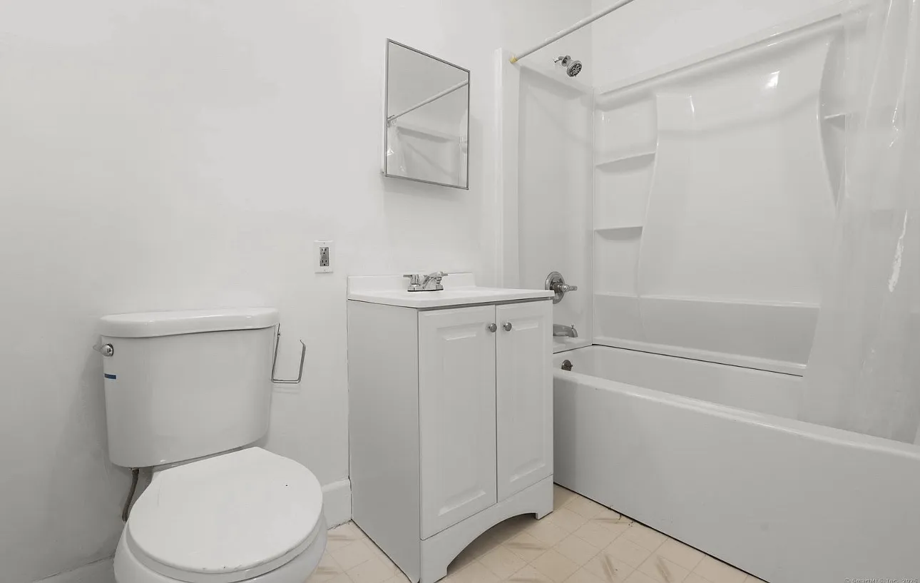 3 bed, 1100 sqft, $1,800 — Photo 1