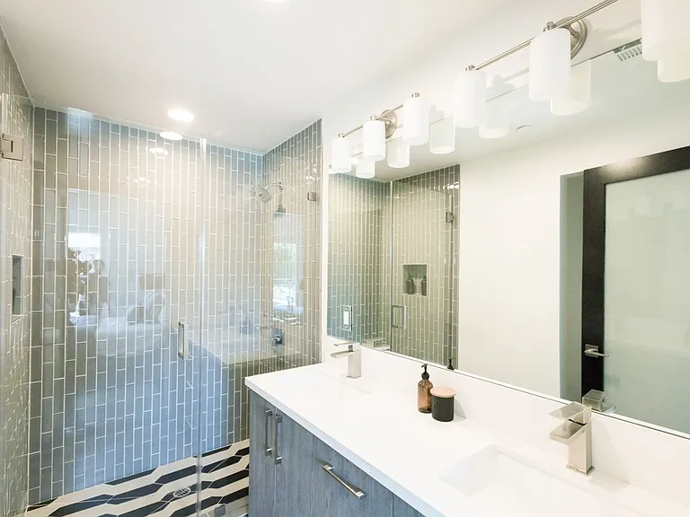 14827 Victory Blvd — Photo 10