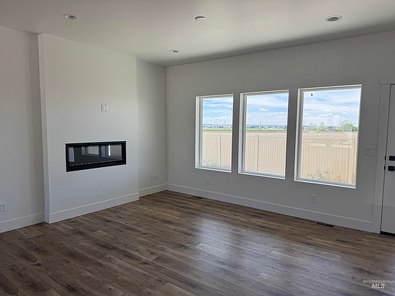 3rd image of 579 Moonstone Rd