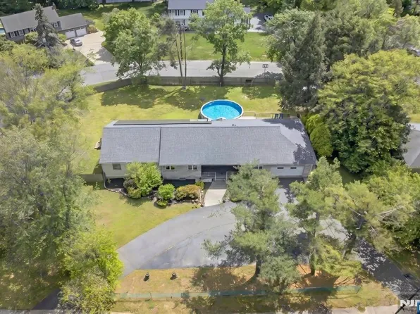 915 E Glen Ave, Township Of Washington, NJ 07676