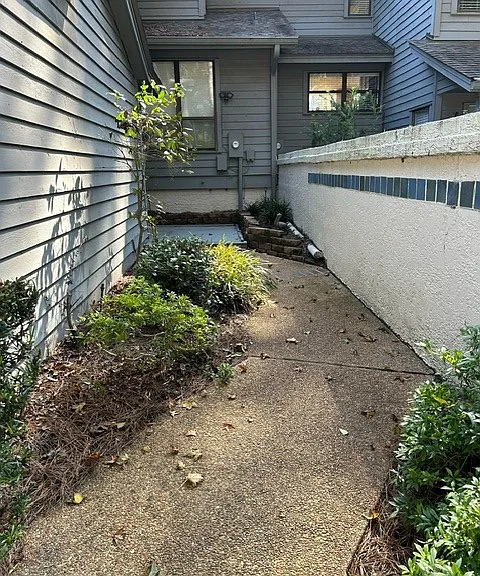 Private pathway to the villa