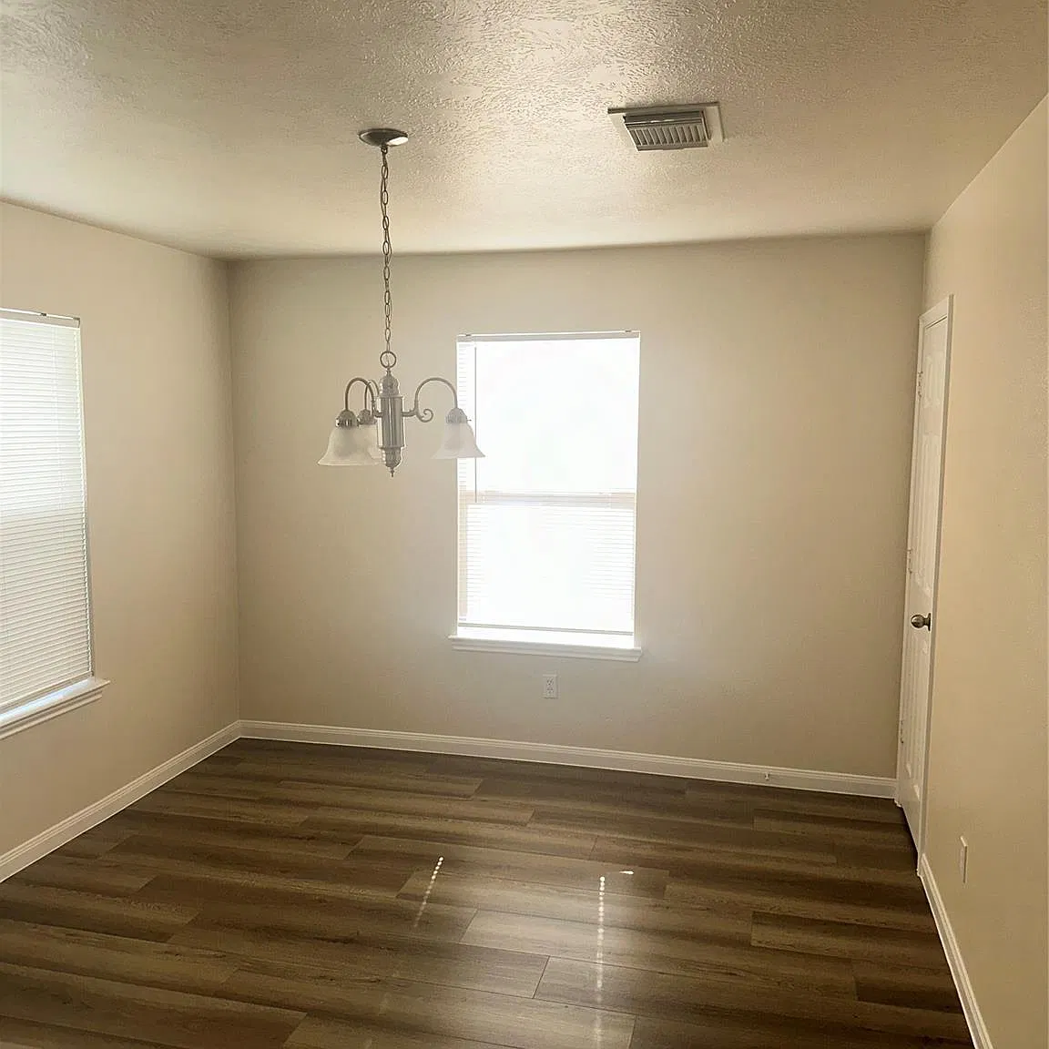 4 bed, 2.5 bath, 2320 sqft, $2,000 — Photo 3