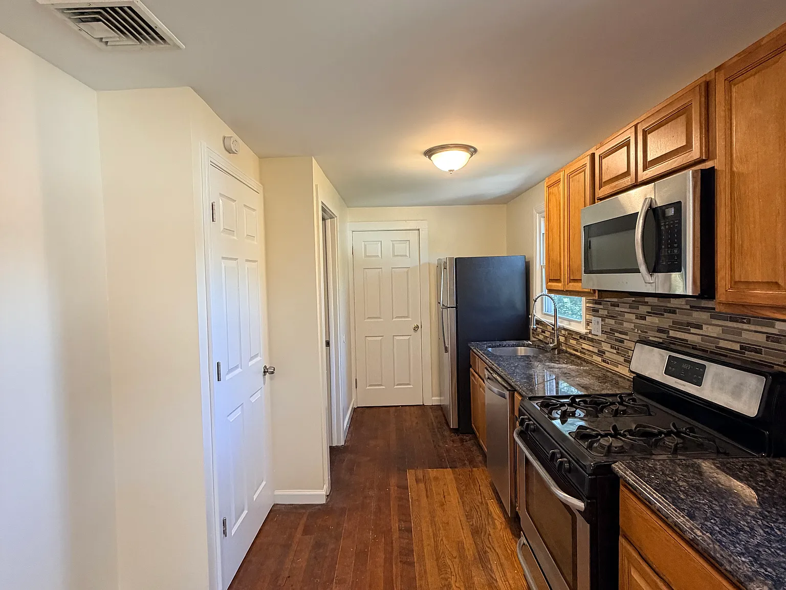 3 bed, 1100 sqft, $1,950 — Photo 2