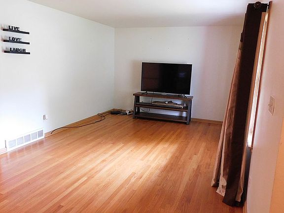 3rd image of 540 Auburndale Ave