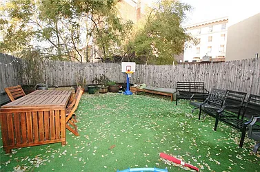 Rented by R New York