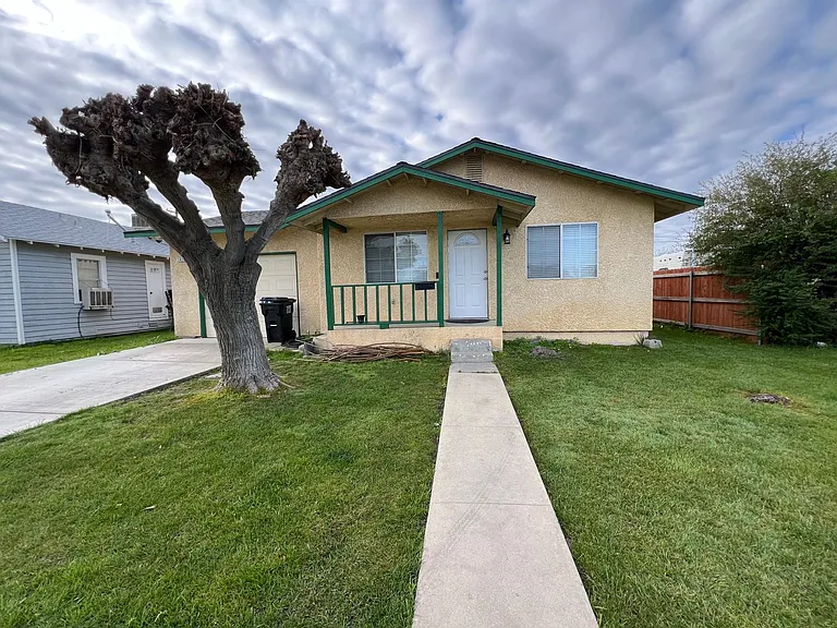 1417 Hall Ave — Photo 2