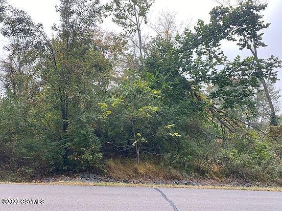 4th image of 28 58th Village Ln