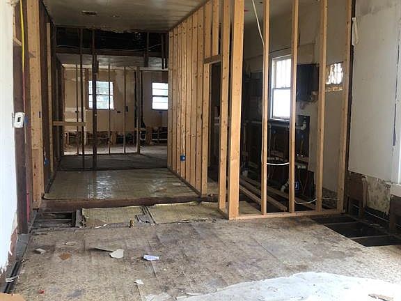 4th image of 1100 S Montgomery St