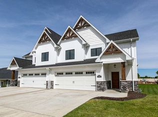 1462 Autumn Ridge Ln, Dubuque, IA 52003