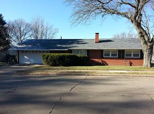 1004 Iroquois Dr, Davenport, IA 52804