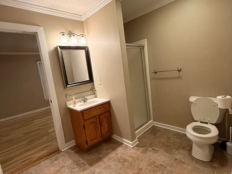 1403 Erwin Rd — Photo 8
