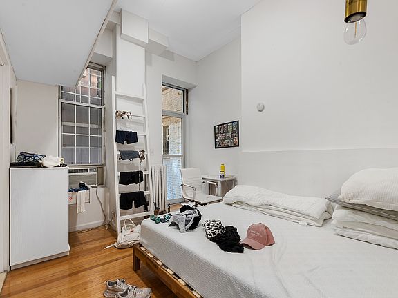 5th image of 220 Sullivan St APT 1B