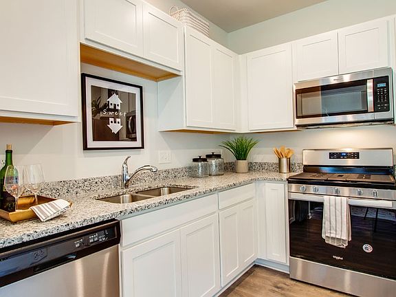 5th image of 425 Augustine Dr