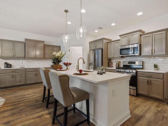 4th image of 5652 Aristocrat Dr