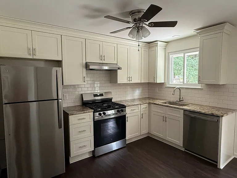 581 Hemingway Dr — Photo 2