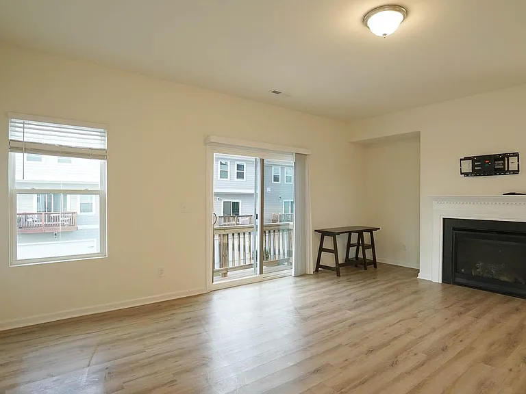 1041 Salt Glaze Ln — Photo 17