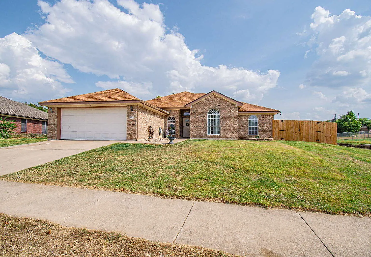 4 bed, 2.0 bath, 2156 sqft, $1,900 — Photo 1