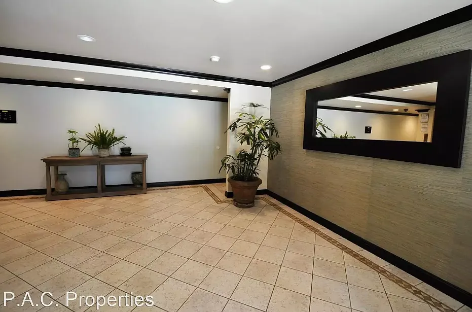 12245 Chandler Blvd — Photo 4