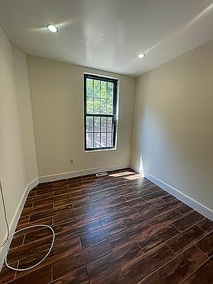 5th image of 736 Willoughby Ave APT 1