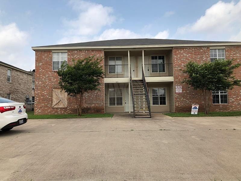 2nd image of 3401 Hereford Ln APT A